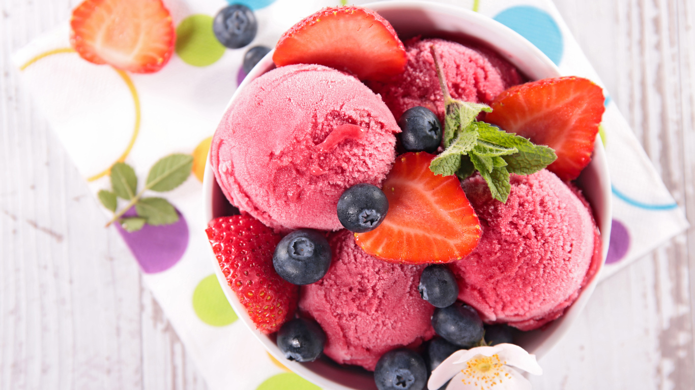 Шарики фруктового мороженого со свежей клубникой и черникой