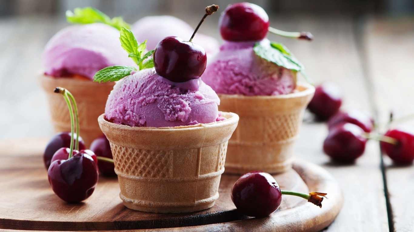 Фруктовое мороженое в вафельном стаканчике с вишней 