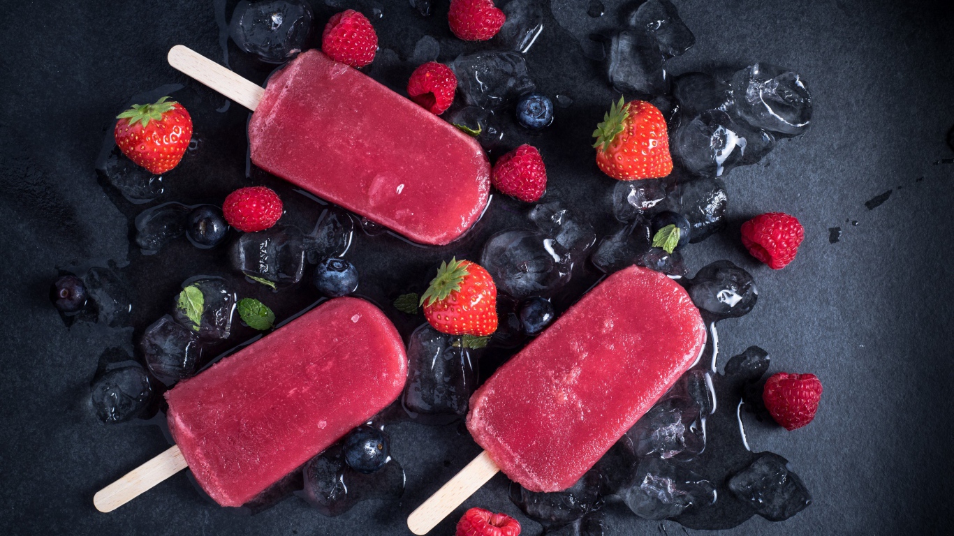 Фруктовое мороженое с ягодами малины, клубники и кубиками льда