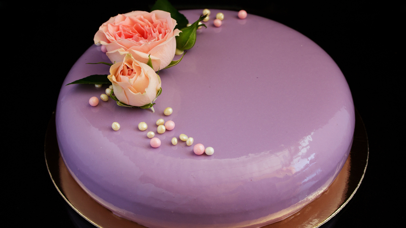 Глянцевый круглый фиолетовый торт с цветами розы на черном фоне