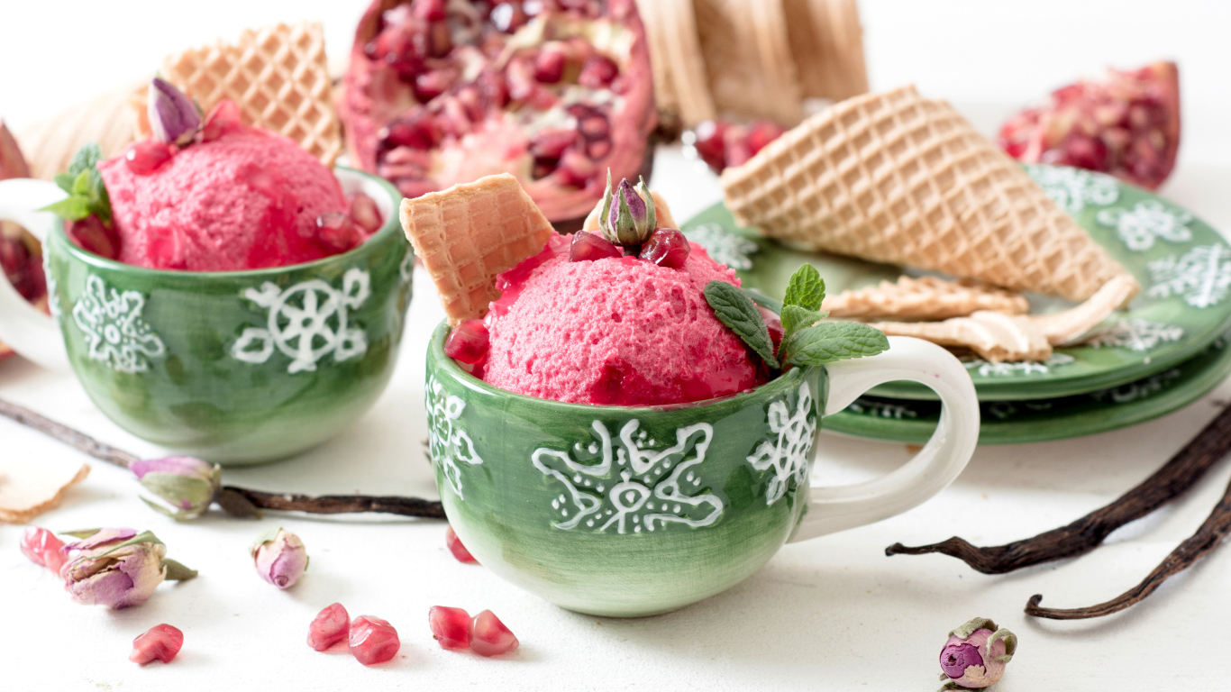 Мороженое с зернами граната в зеленых чашках на столе