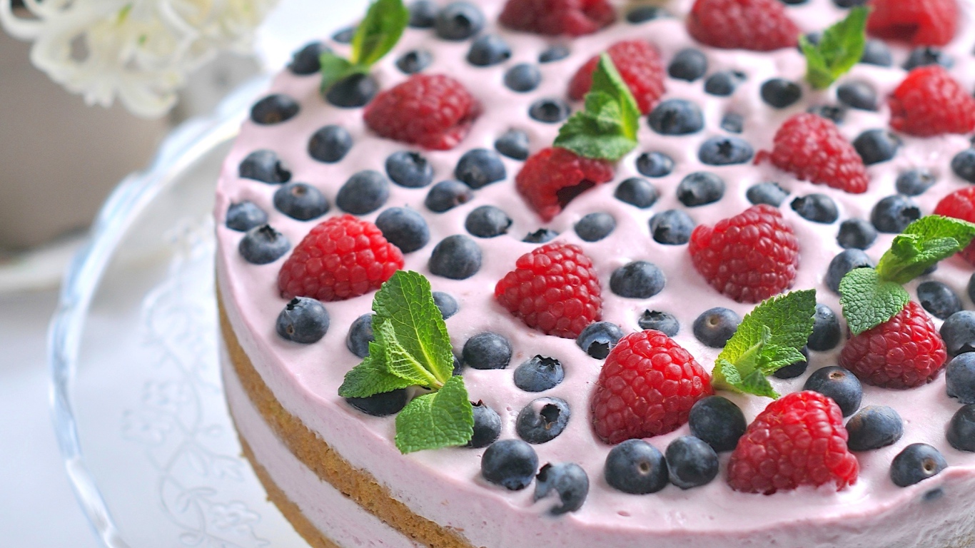 Круглый торт со свежей клубникой и черникой