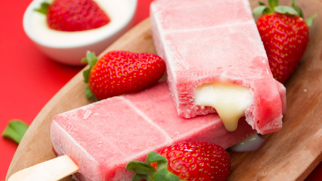 Клубничное мороженое на палочке со сгущенкой