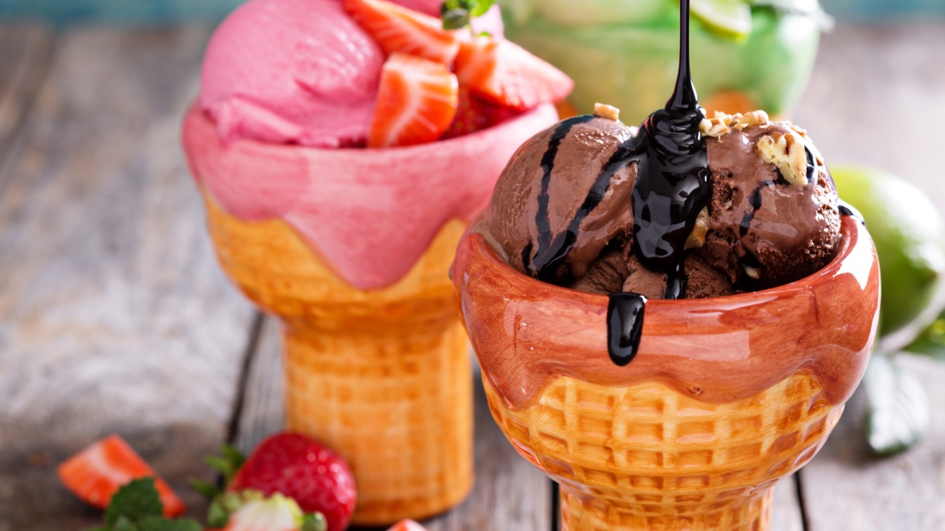 Сладкое фруктовое и шоколадное мороженое с ягодами