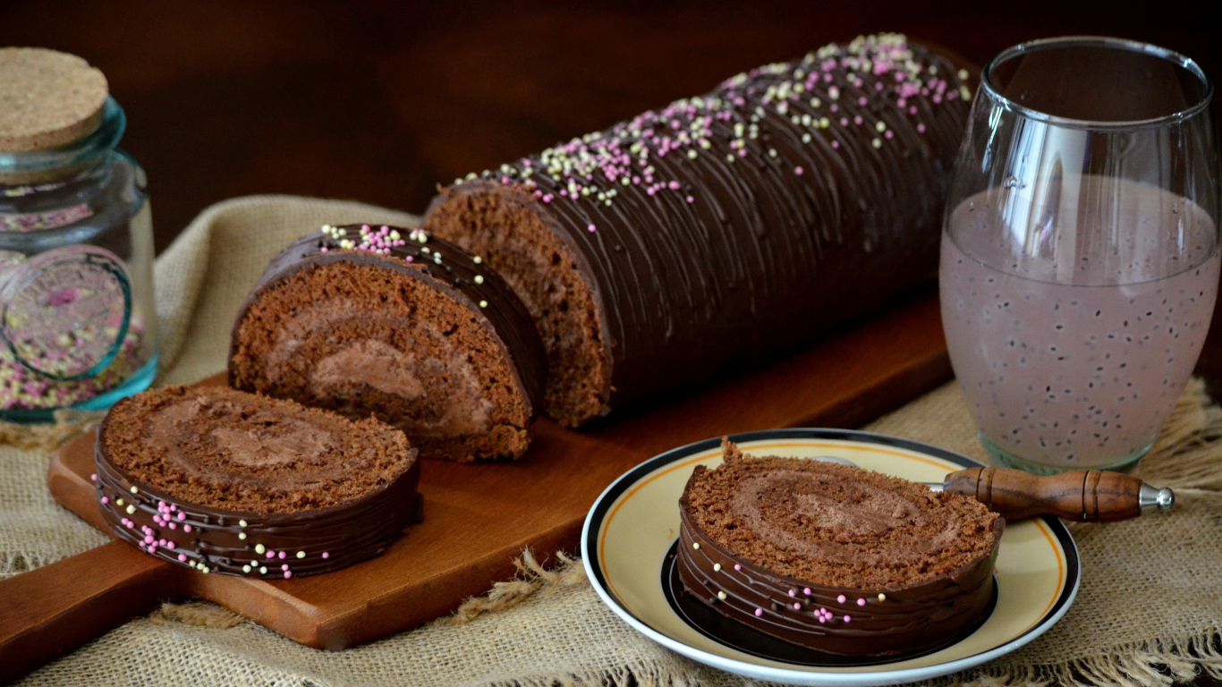 Сладкий рулет в шоколаде с шоколадным кремом