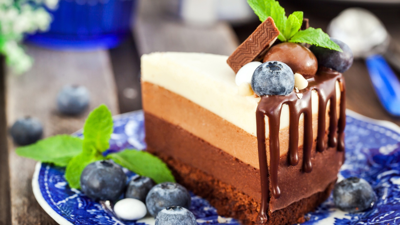 Торт три шоколада с ягодами черники