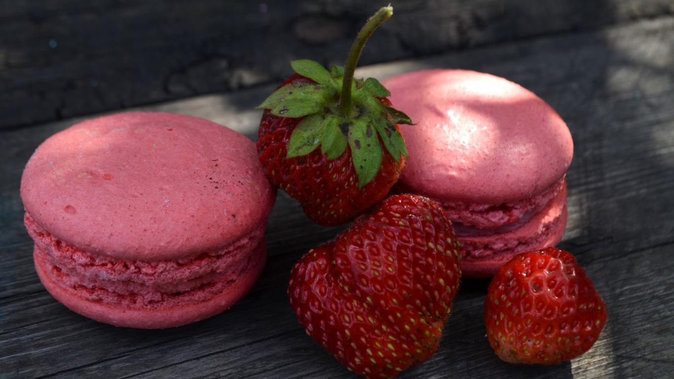 Два аппетитных макарона с клубникой