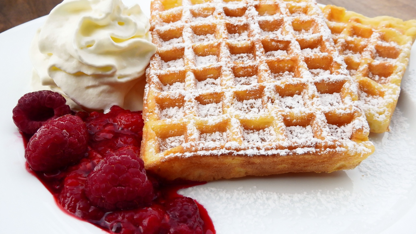 Вафли с малиновым джемом и сливками 