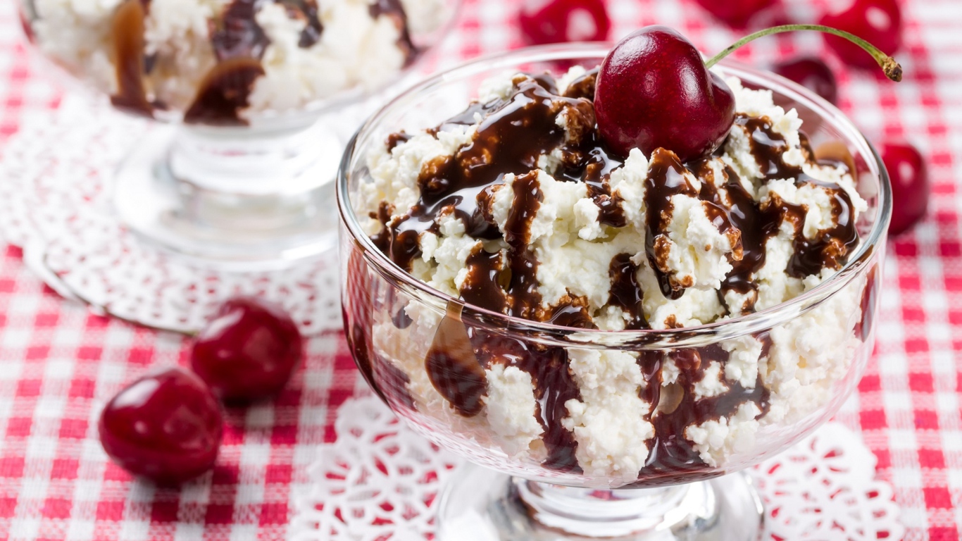 Белое сливочное мороженое с шоколадом и черешней 