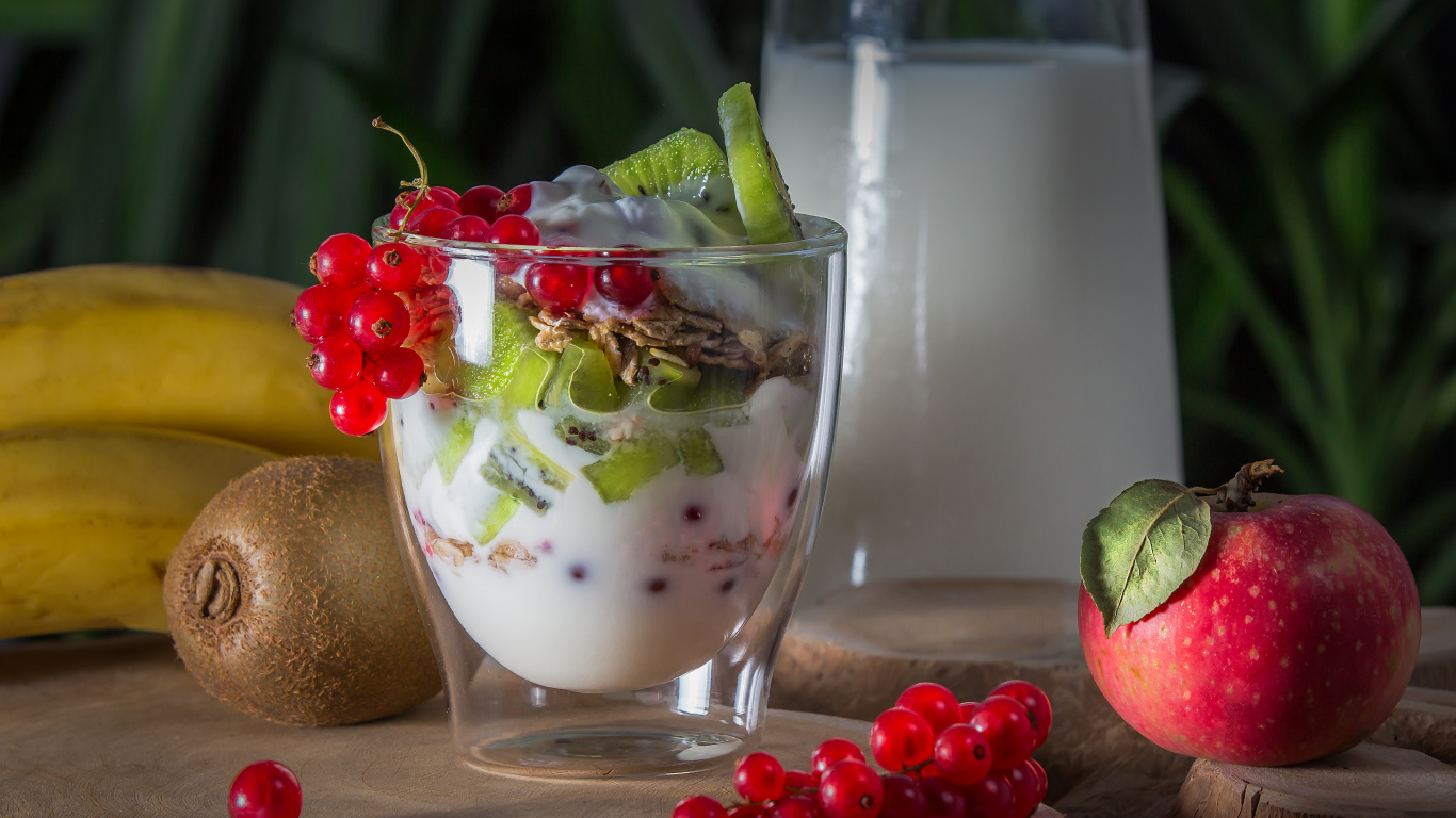 Йогурт с яблоками, киви и красной смородиной на завтрак