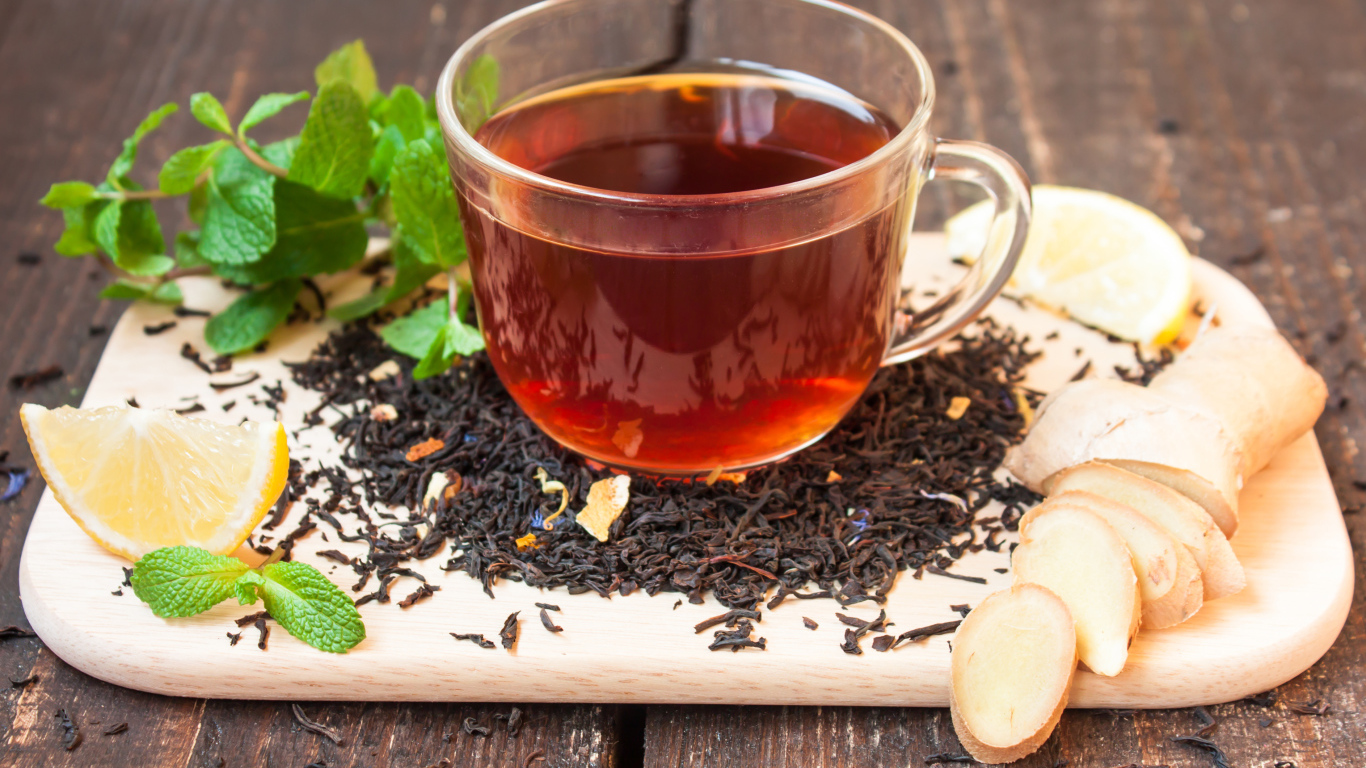 Чашка черного чая с имбирем 