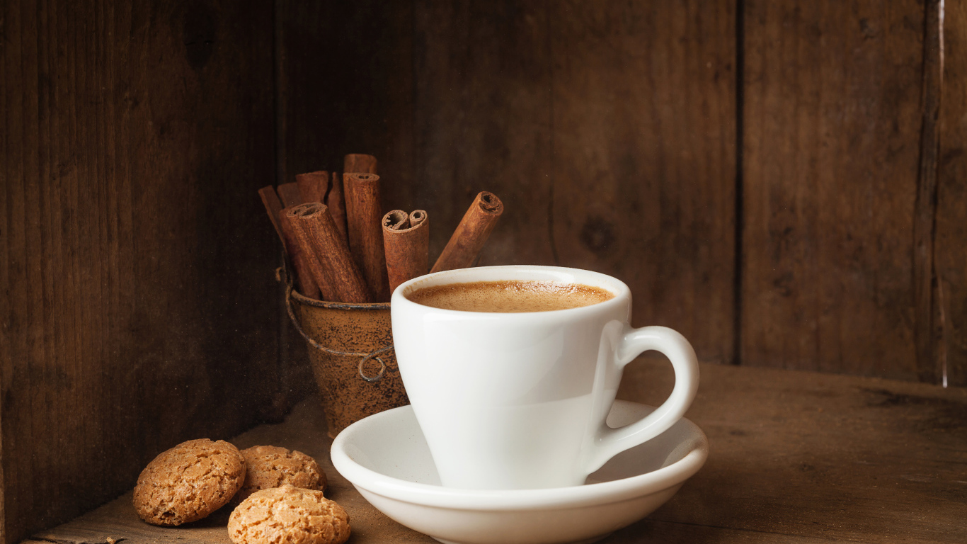 Чашка кофе с корицей и овсяным печеньем