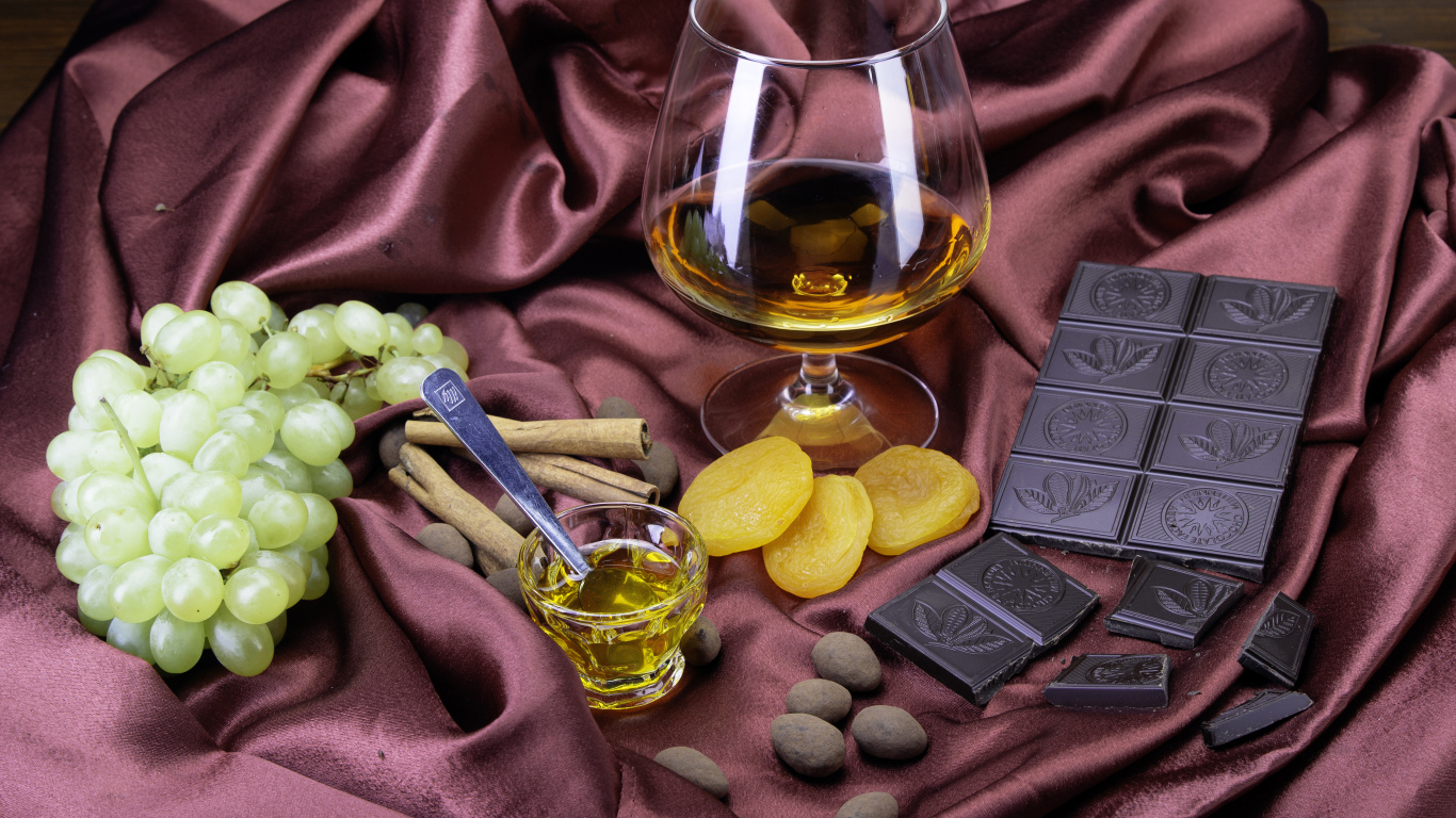 Бокал виски с виноградом, черным шоколадом и курагой