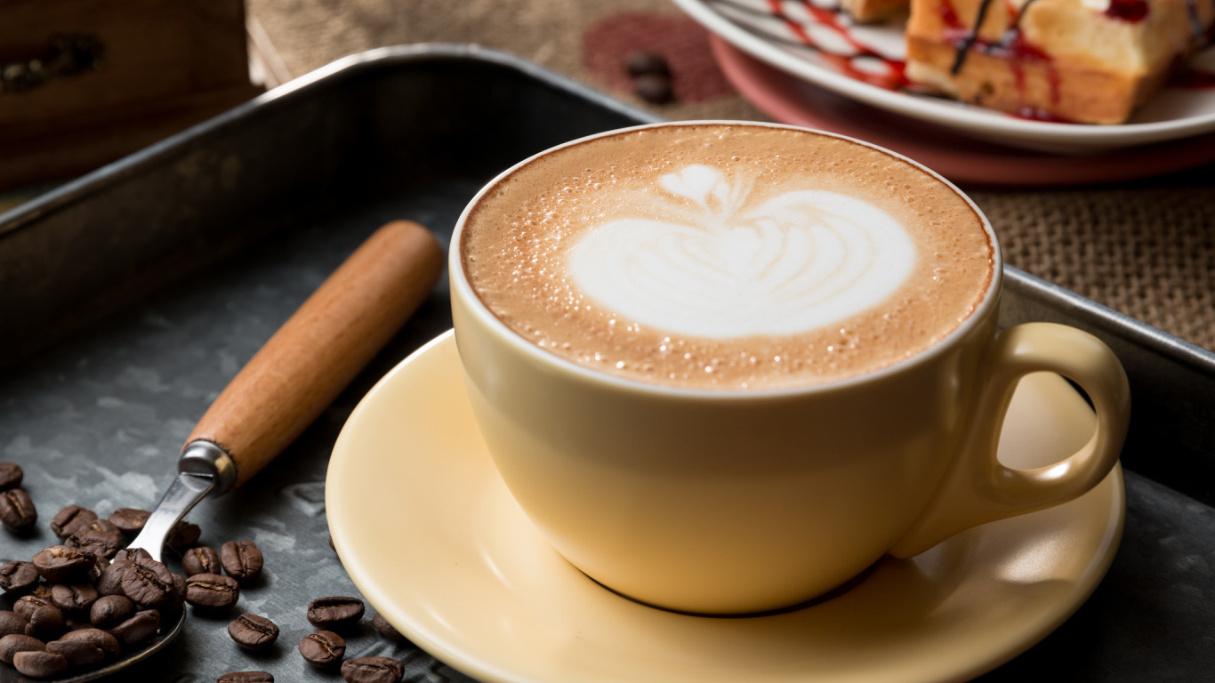 Большая чашка кофе с рисунком на пенке