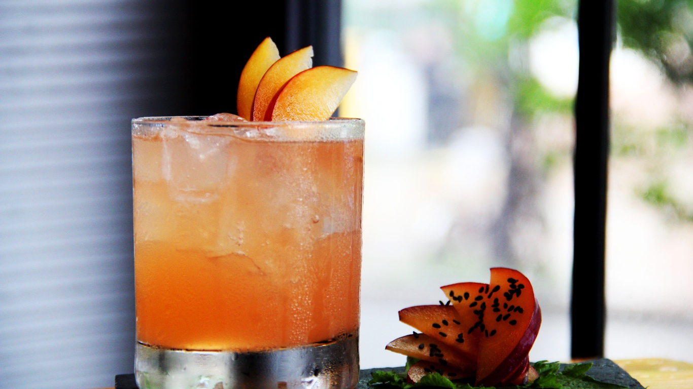 Коктейль с ромом, льдом, кусочками манго и мятой  в стакане