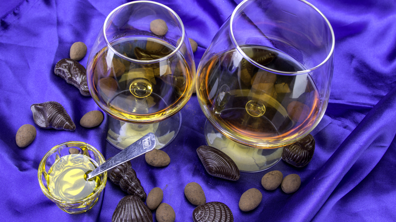 Коньяк в бокалах с шоколадными конфетами