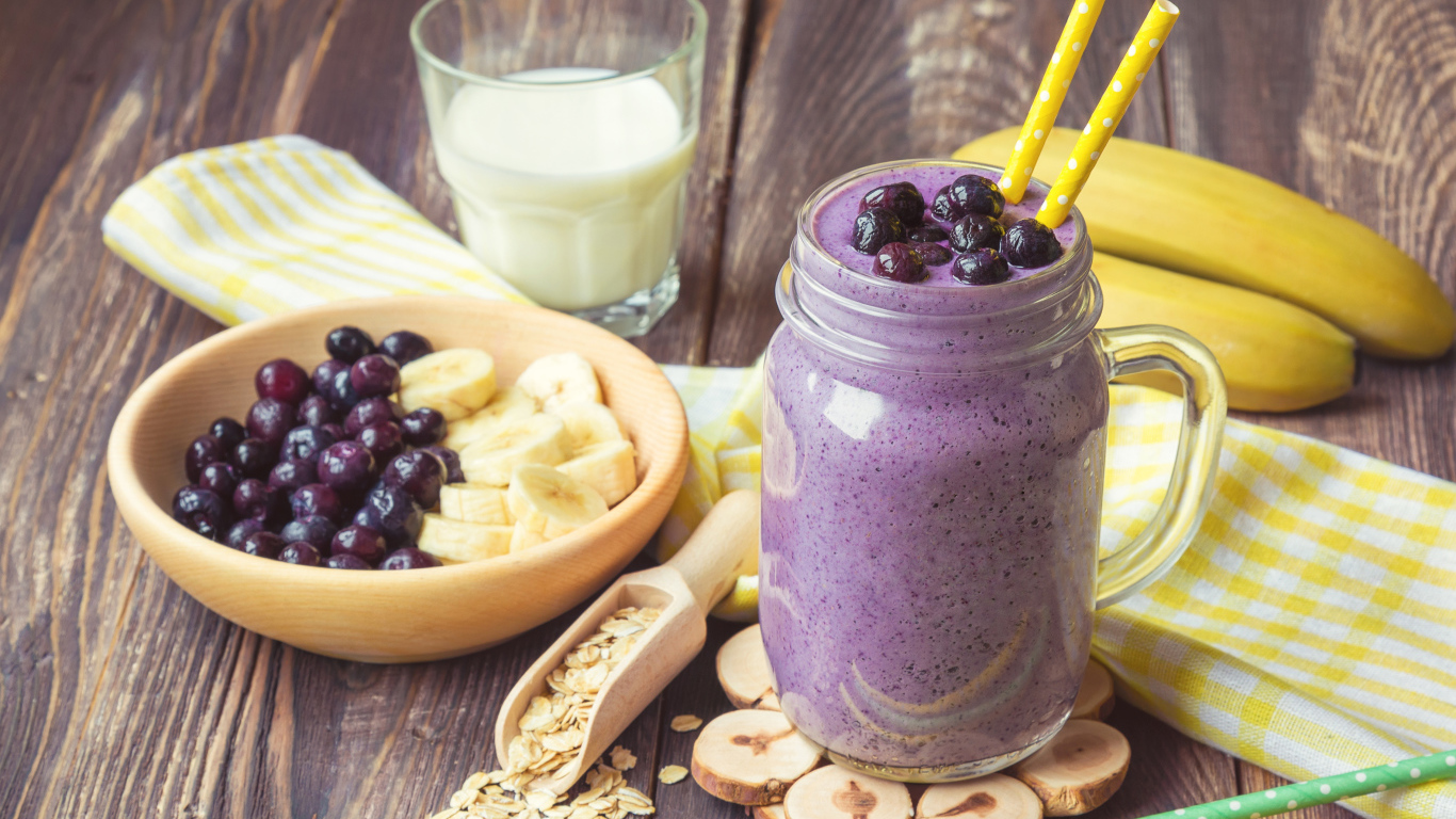 Молочный коктейль с ягодами черники и бананами 