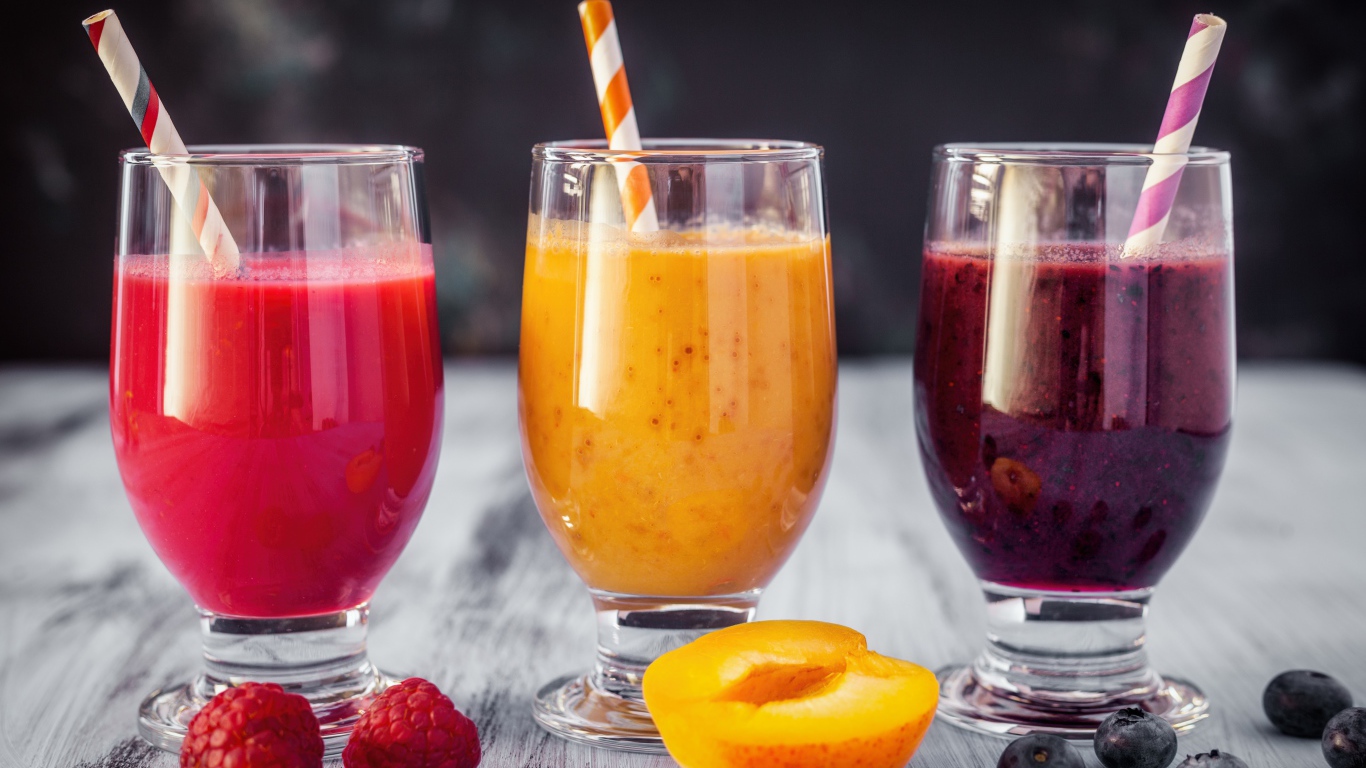 Три стакана свежего ягодного смузи на столе