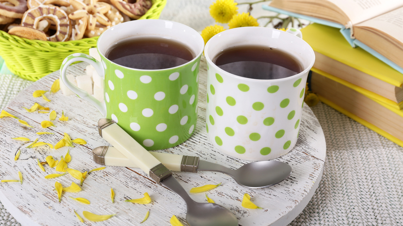 Две чашки ароматного чая с печеньем 