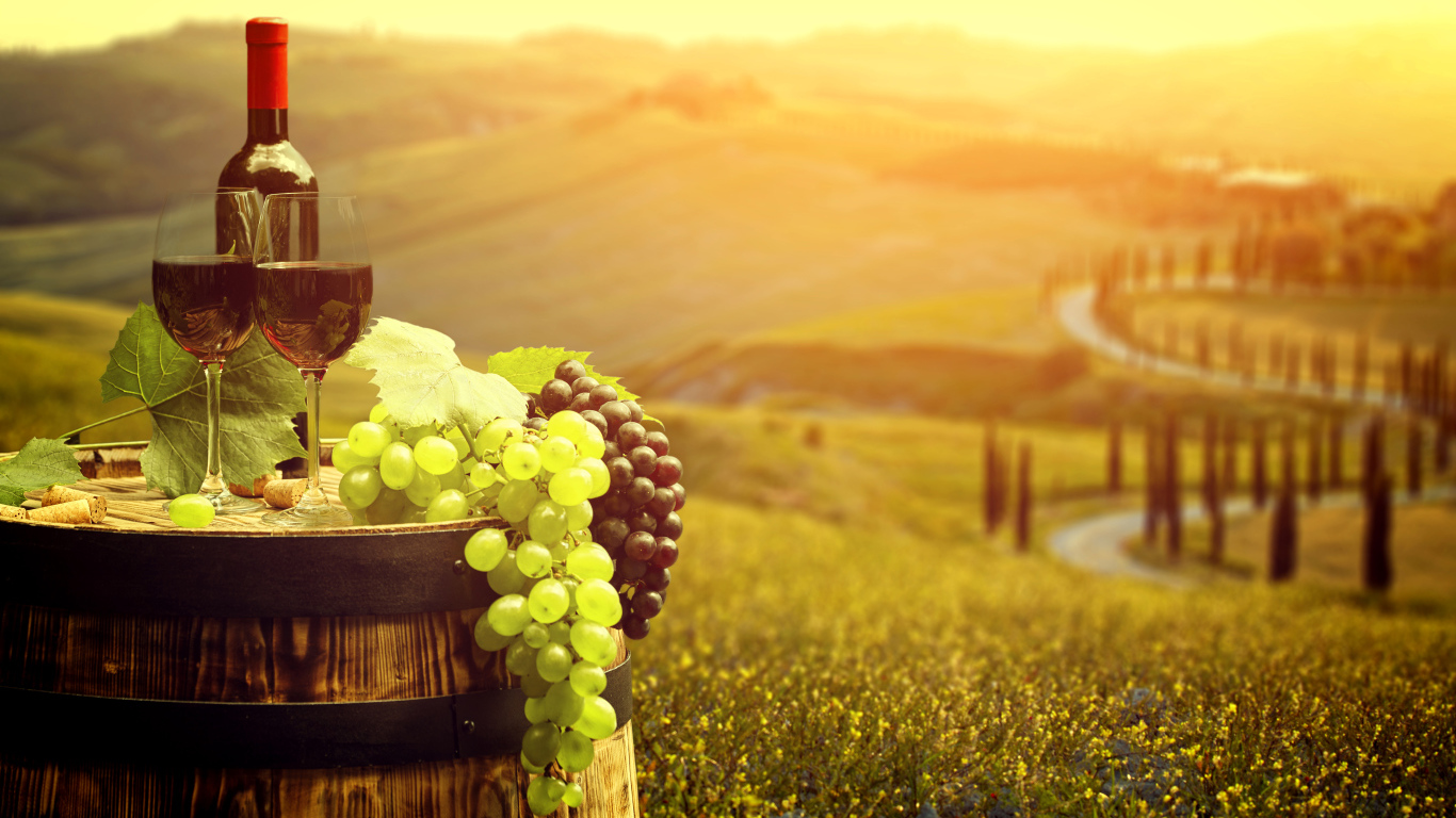 Два бокала с красным вином и свежий виноград на бочке 