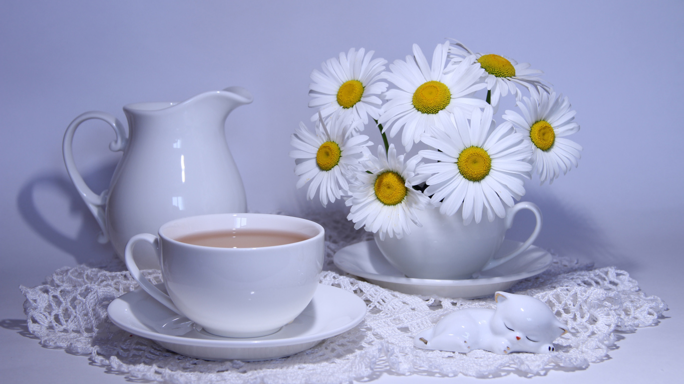 Белая чашка какао на столе с кувшином и белыми ромашками