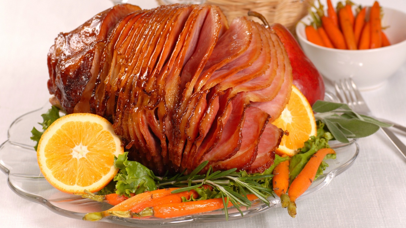 Аппетитный нарезанный кусок мяса с  лимоном 