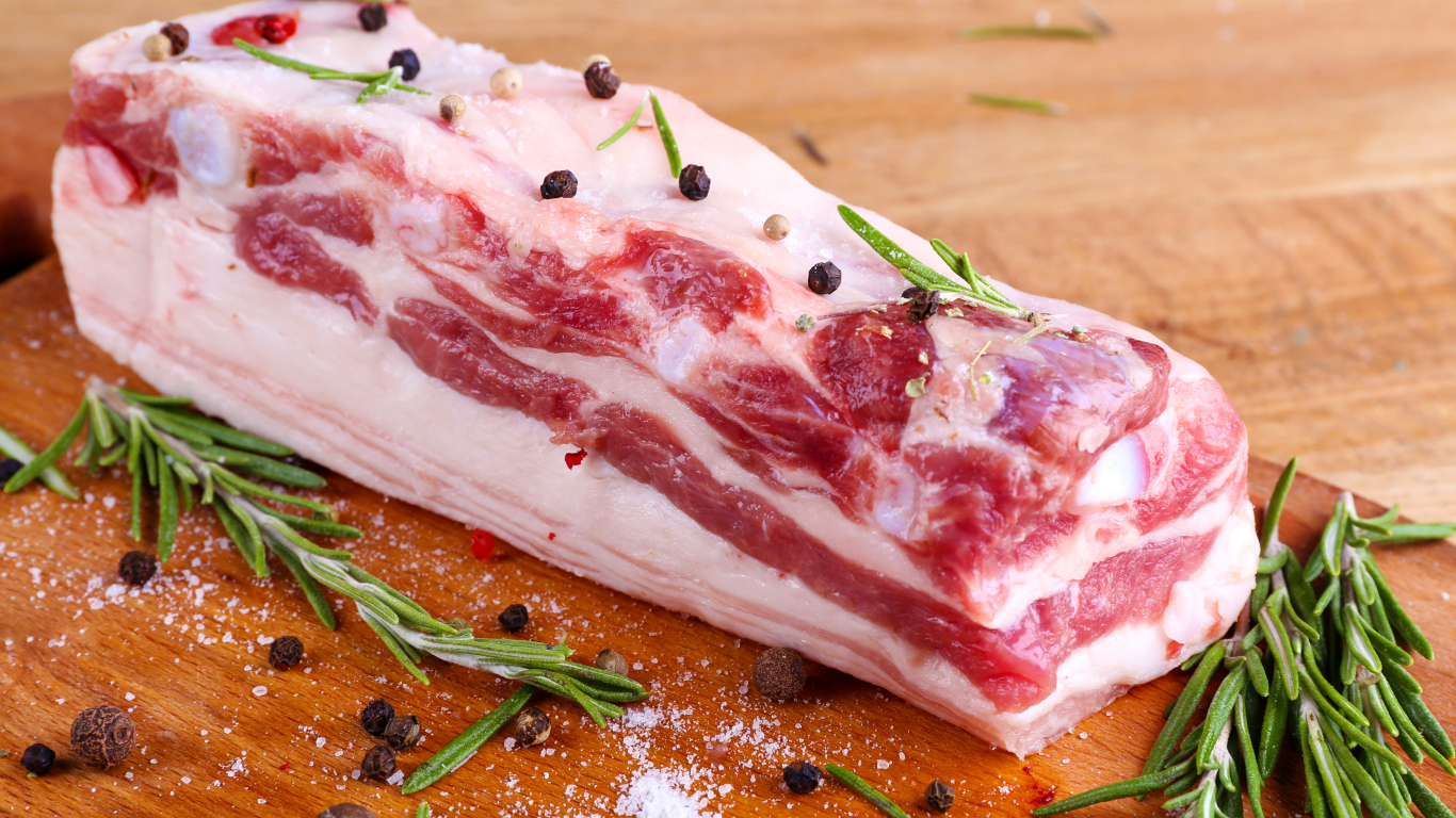 Аппетитное свежее сало со специями и базиликом