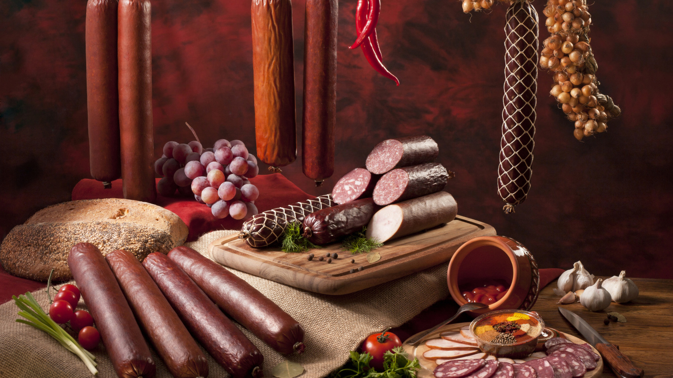 Аппетитные колбасы и хлеб на столе 