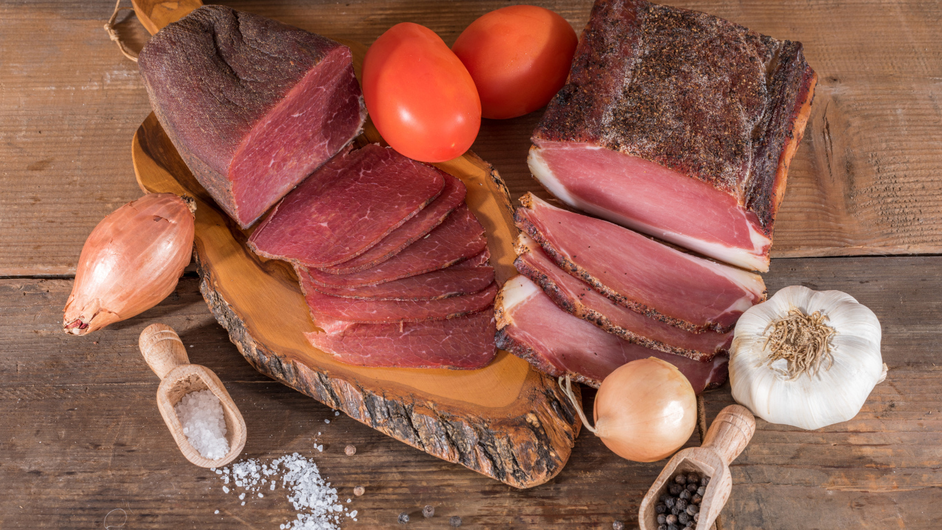 Вкусное вяленое мясо со специями на разделочной доске