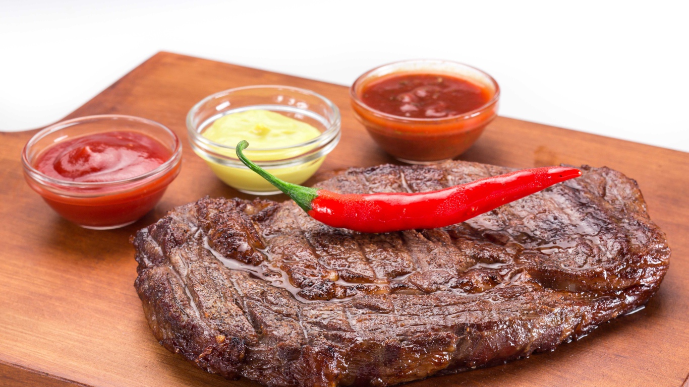 Сочный кусок мяса с перцем чили и соусами