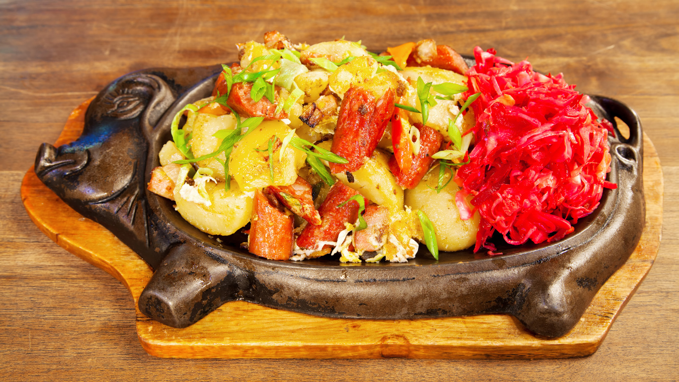 Мясо с овощами в забавном блюде на столе