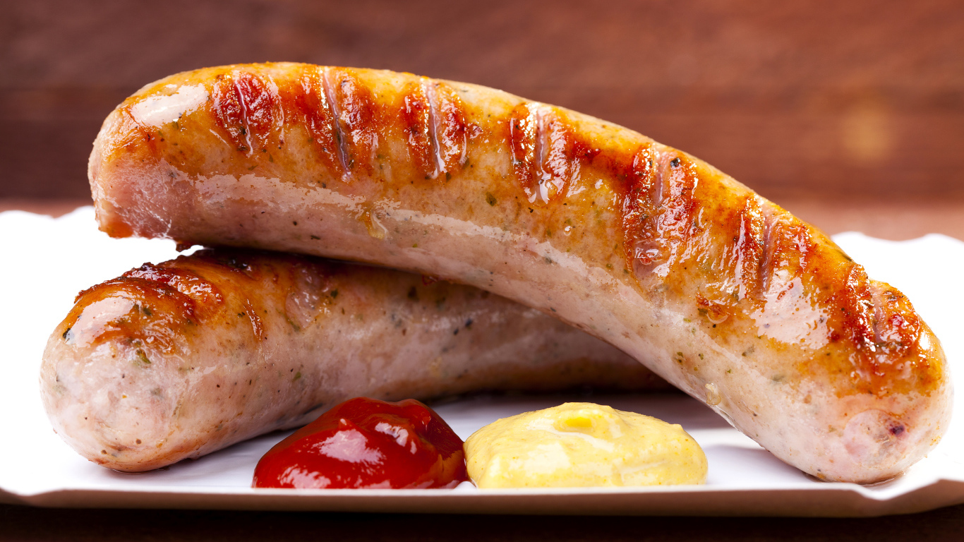 Сосиски барбекю на столе с соусом 