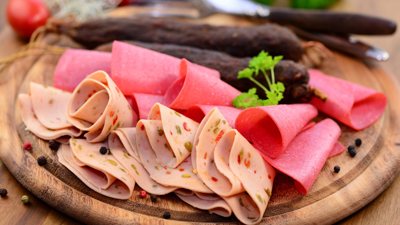 Колбасная нарезка на деревянной доске 