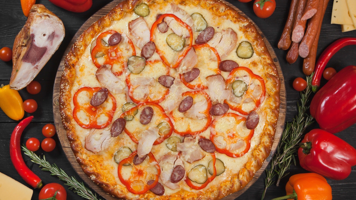 Пицца со сладким перцем, солеными огурцами и колбасками