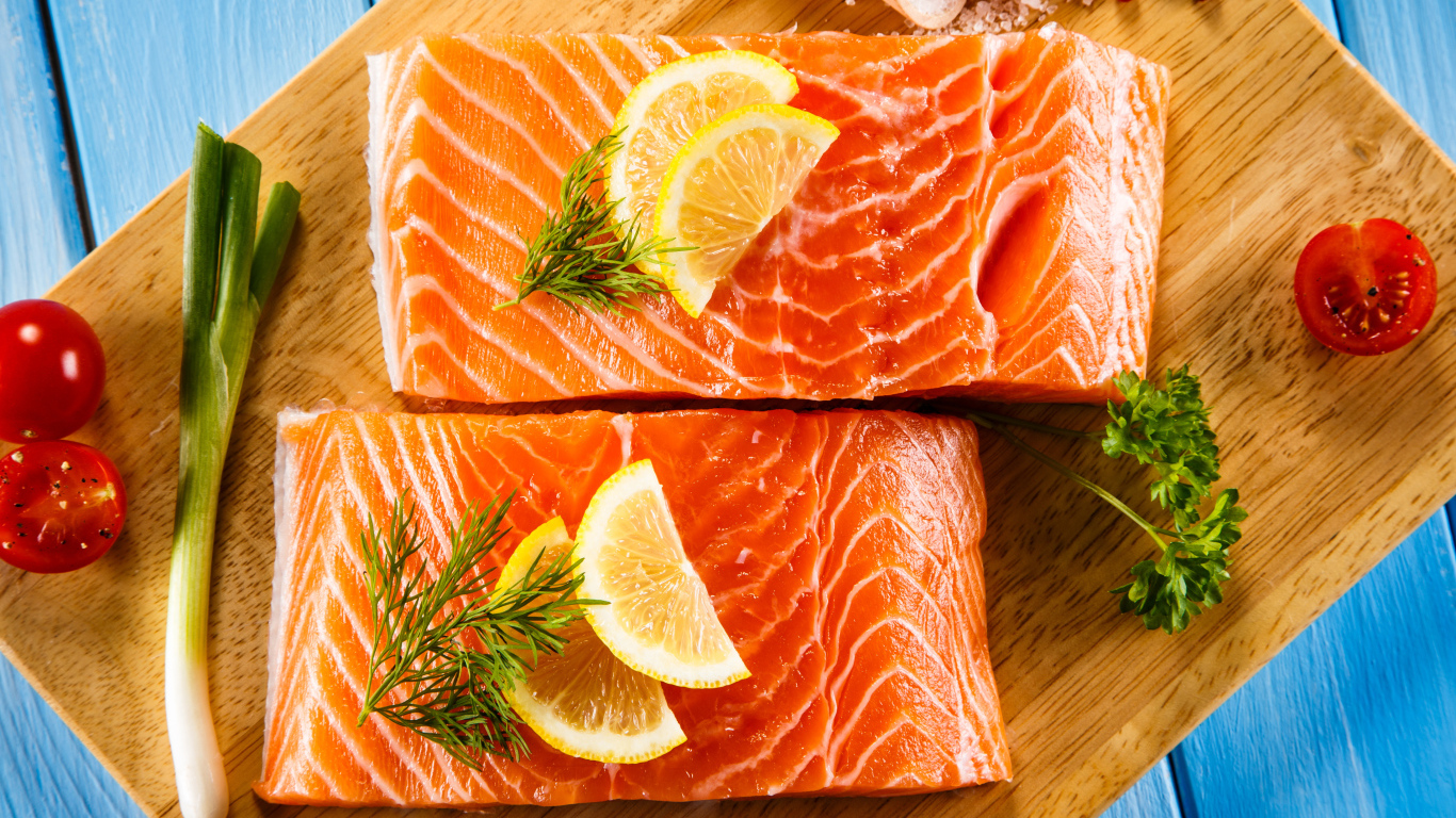 Аппетитные кусочки красной рыбы с лимоном 