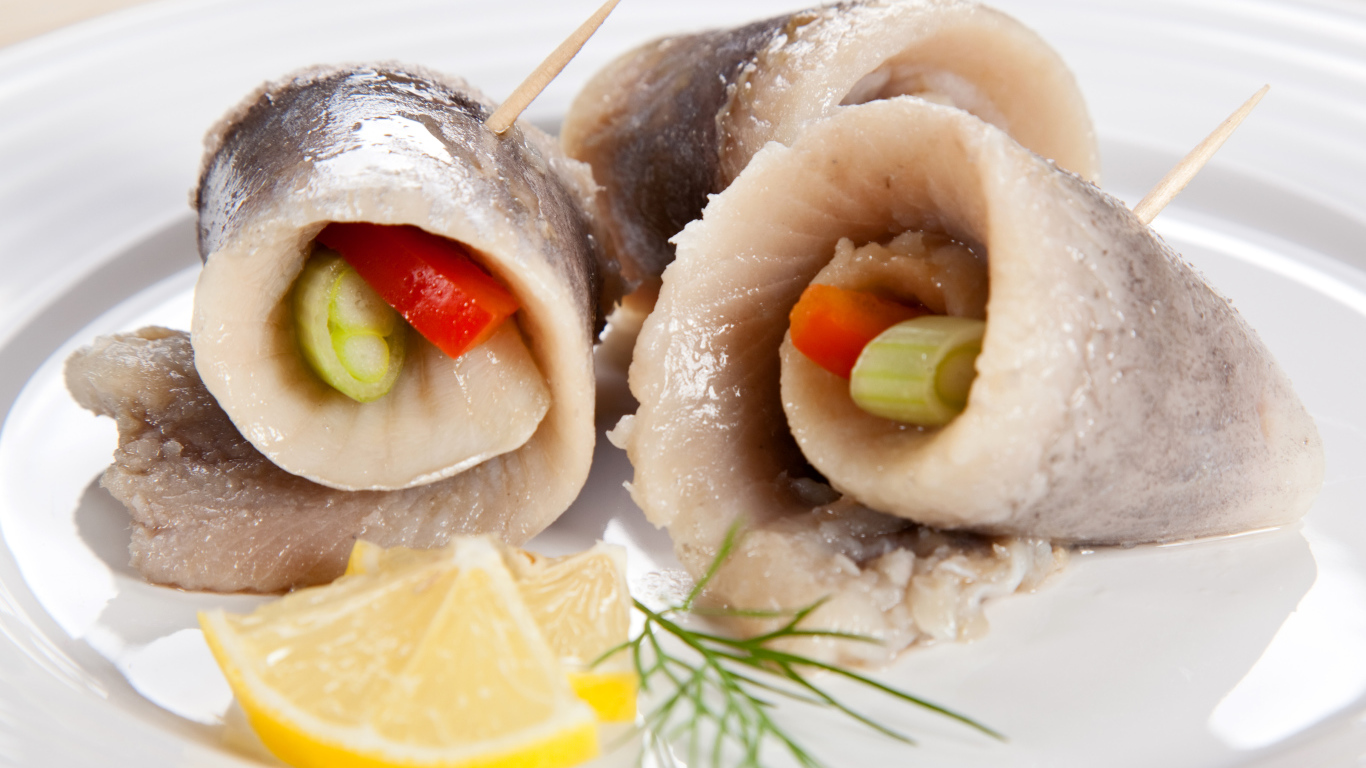 Аппетитные рулеты из сельди с овощами 
