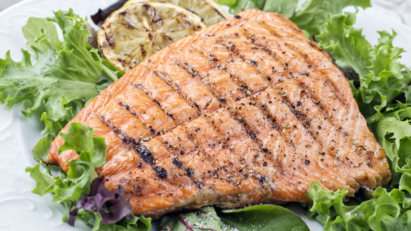 Вкусный кусок жареной рыбы со специями