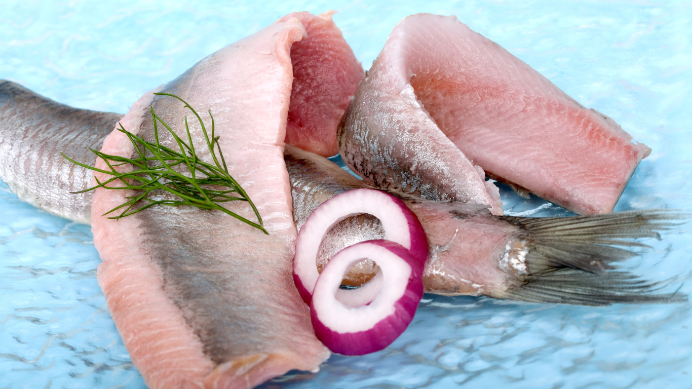 Филе сельди с кольцами лука и зеленью укропа