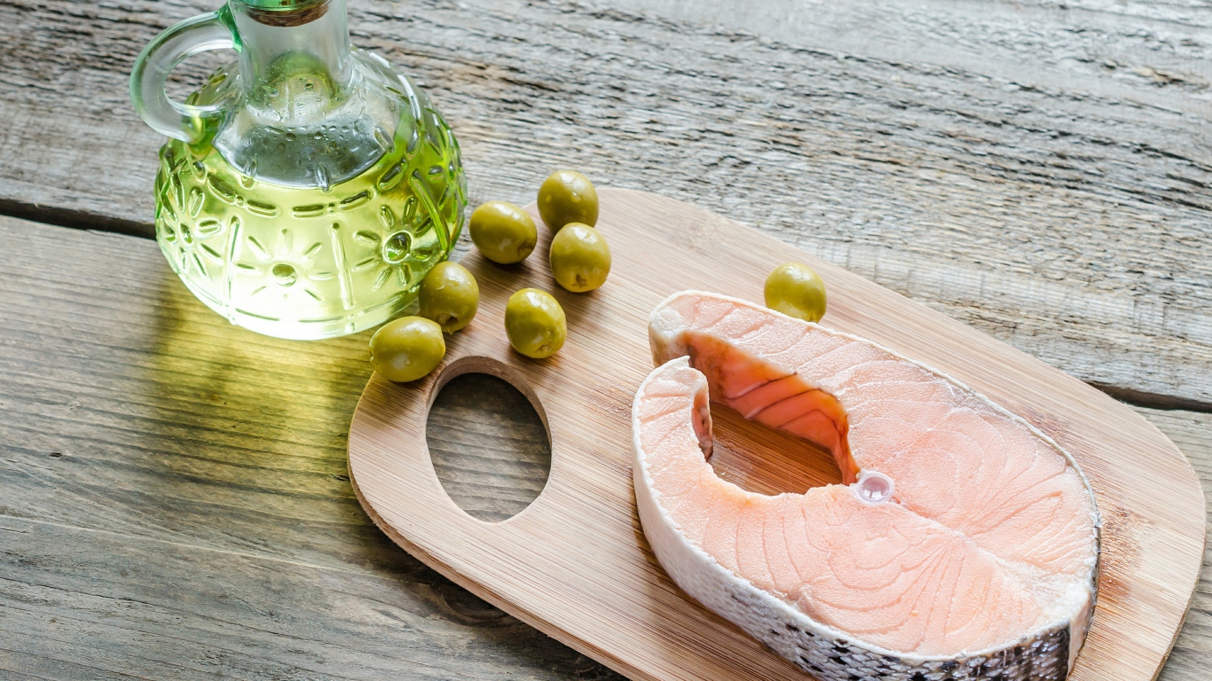 Стейк из лосося с оливками и оливковым маслом