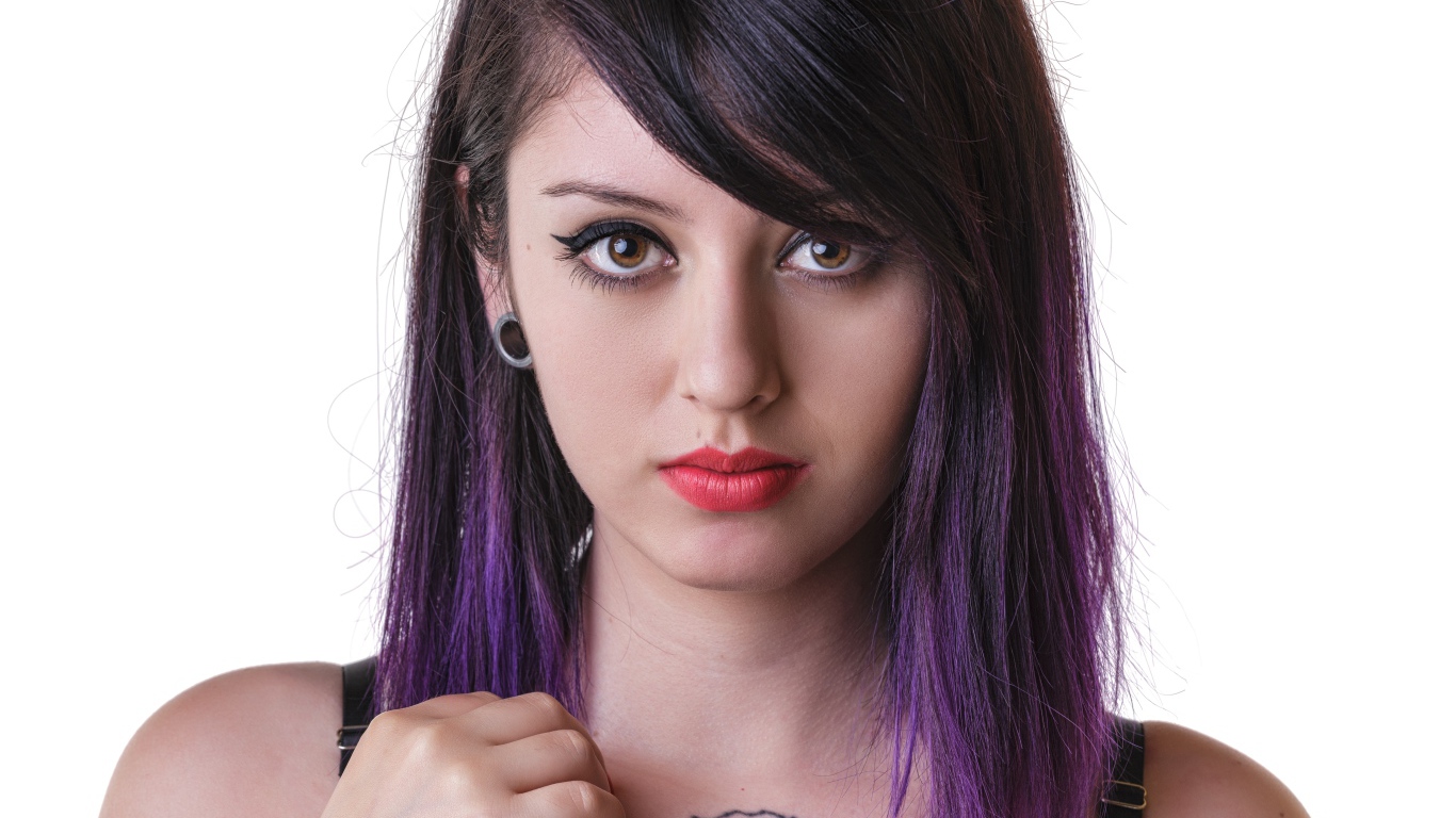 Девушка с татуировкой и крашеными волосами 