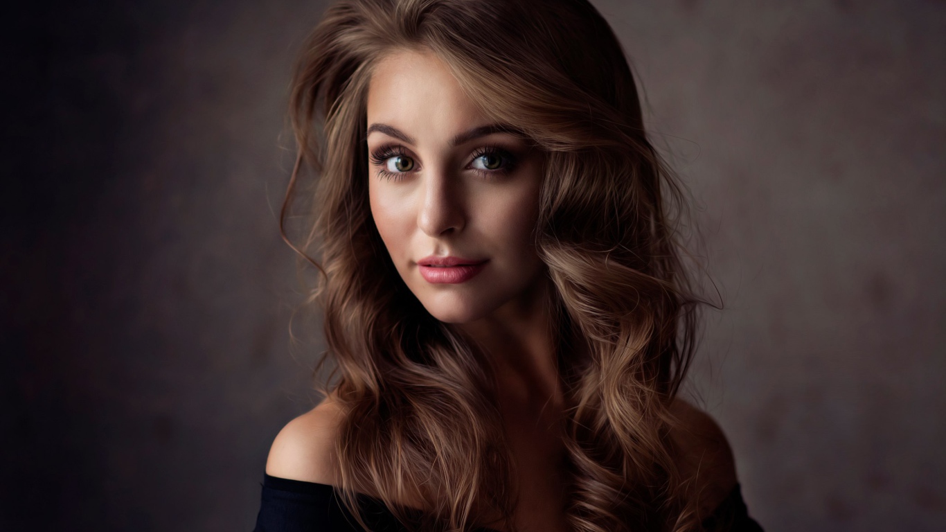 Милая девушка брюнетка с волнистыми волосами 