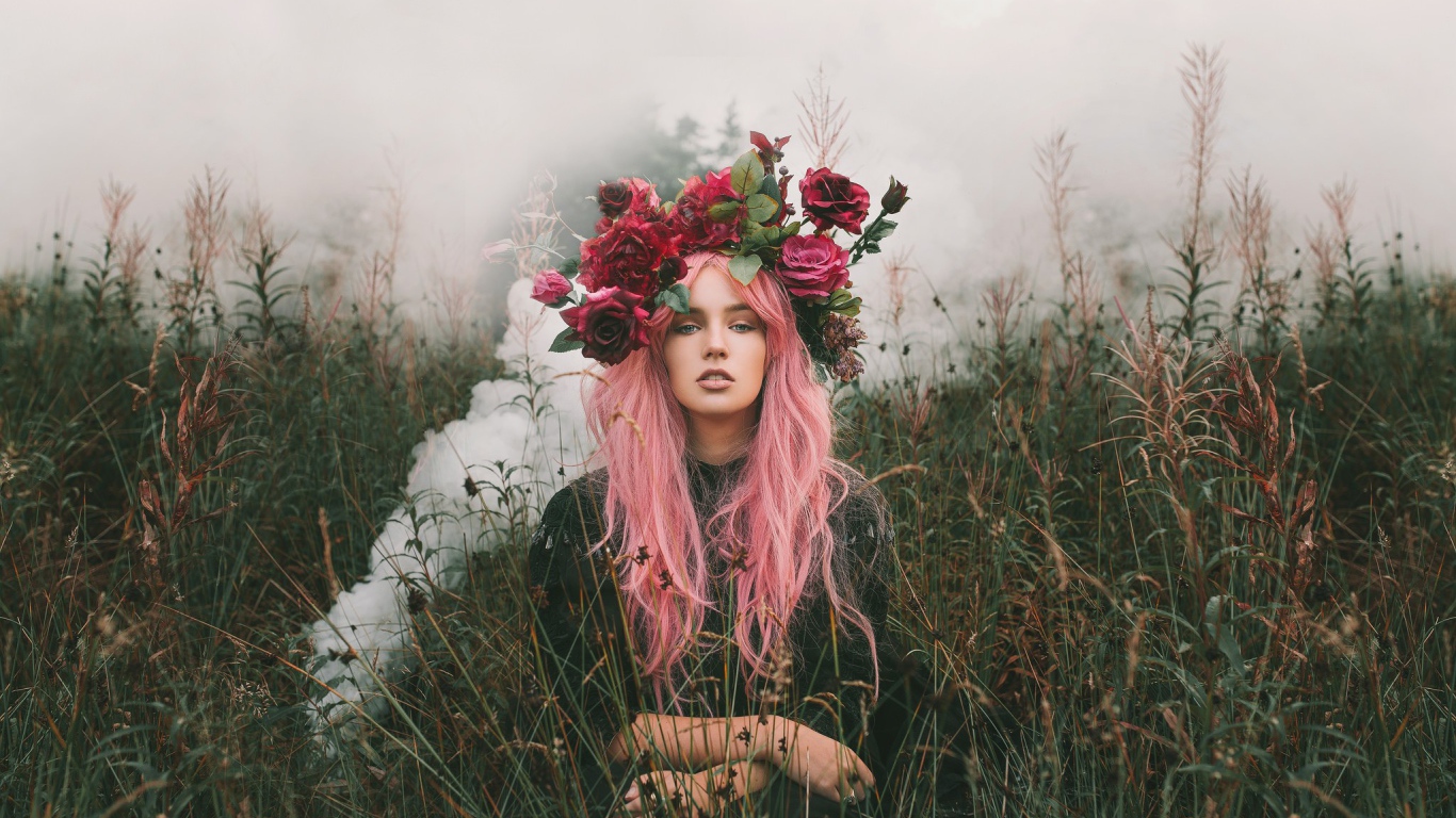 Девушка с розовыми волосами и венком на голове 