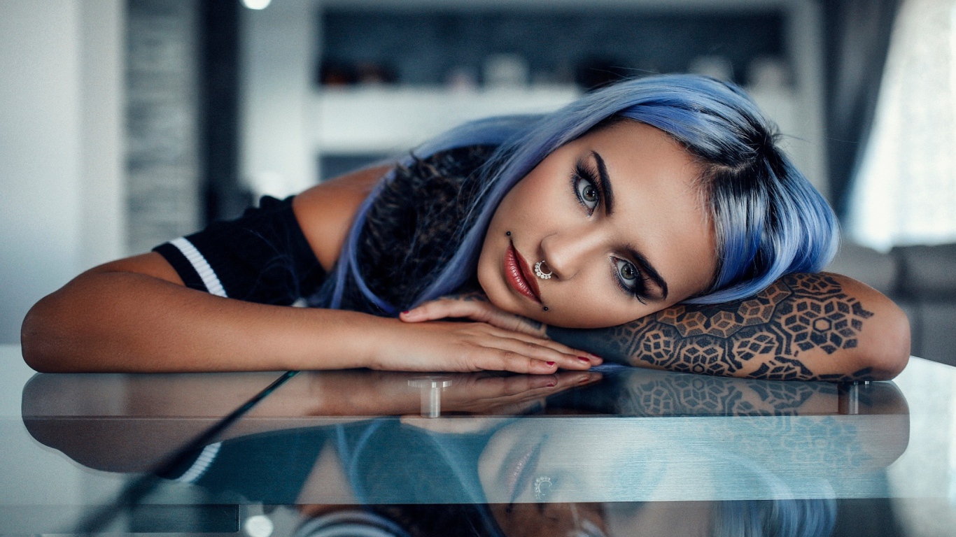 Девушка неформалка с татуировкой на руке 