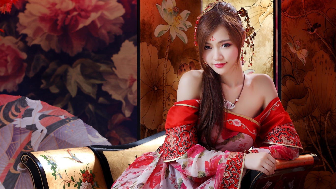 Красивая девушка азиатка в кимоно 