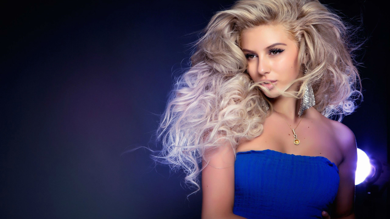 Красивая девушка блондинка в синем платье 