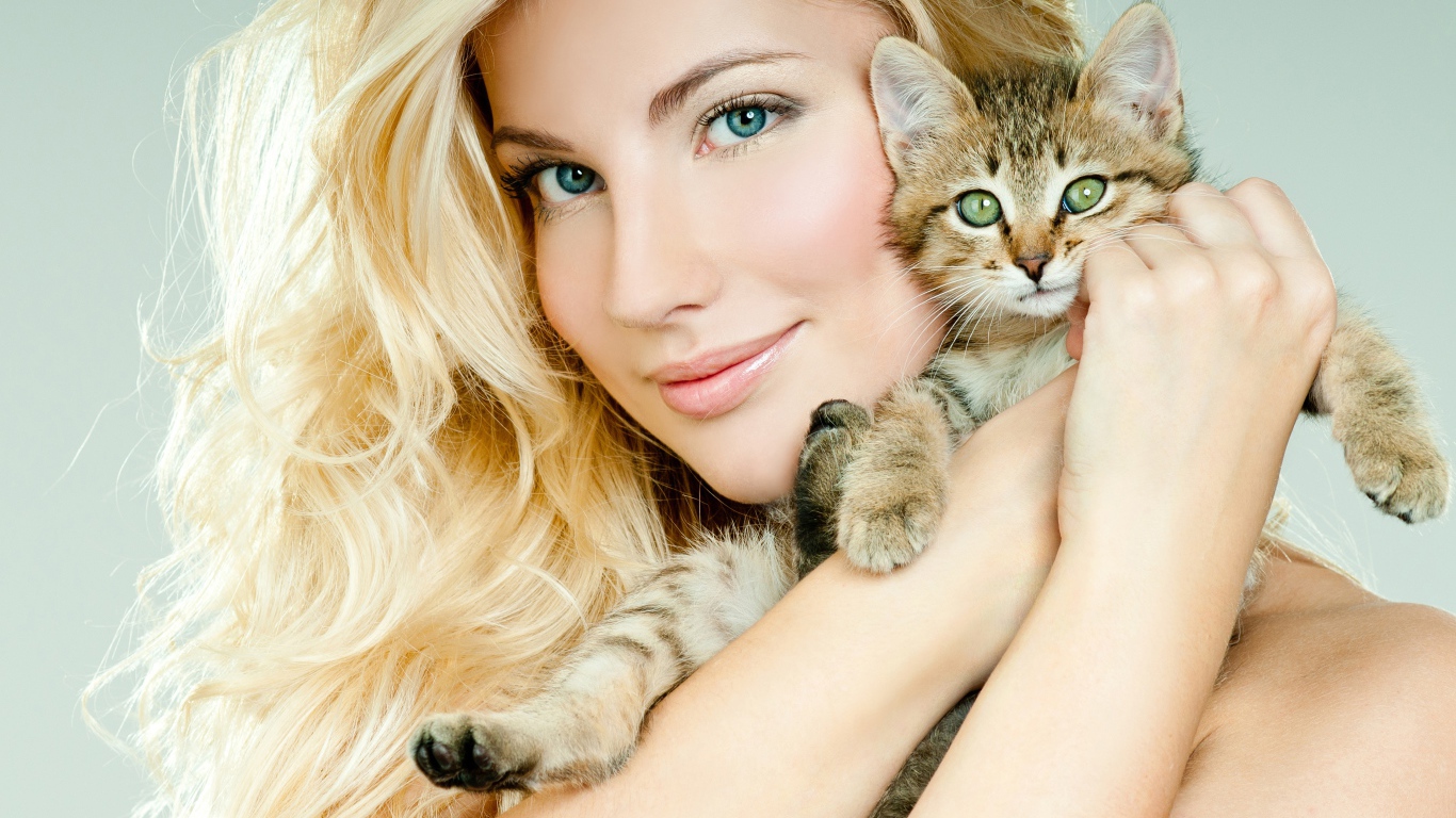 Красивая девушка блондинка с серым котенком 