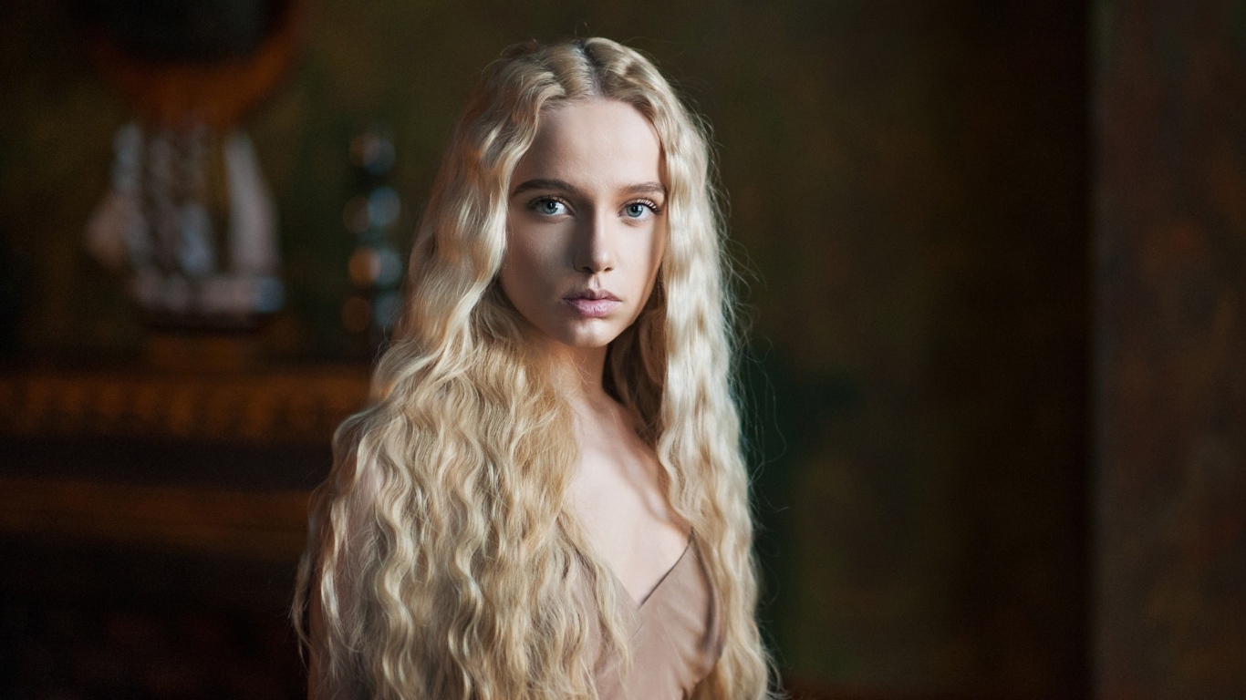 Красивая блондинка с длинными волнистыми волосами 