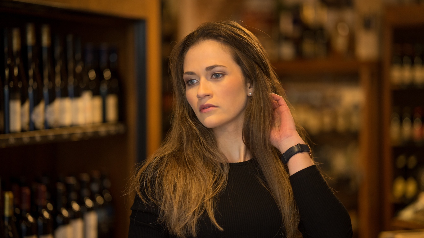 Красивая девушка брюнетка в винном погребе