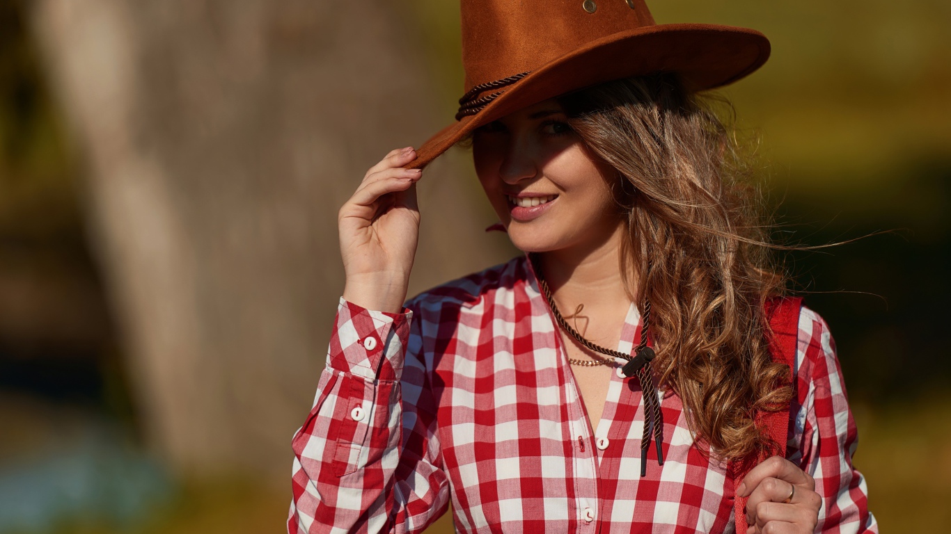 Красивая девушка брюнетка в ковбойской шляпе 