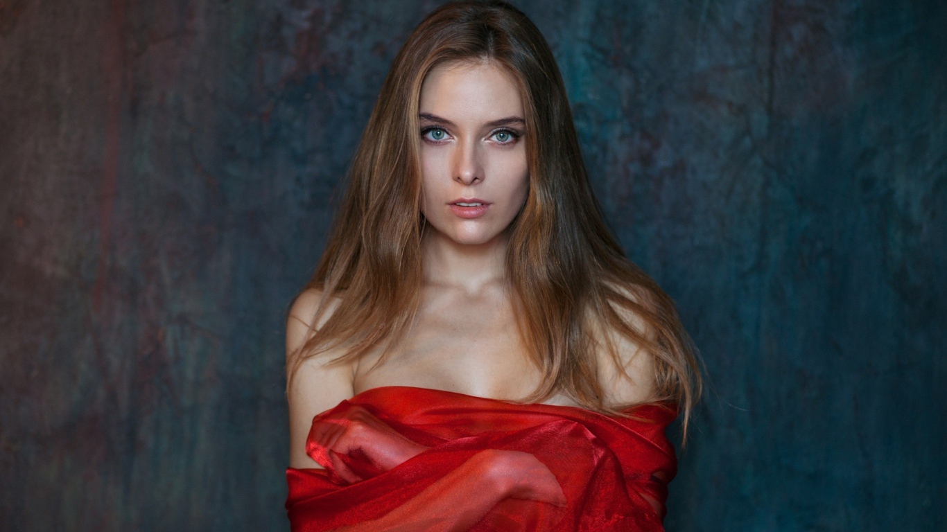 Красивая девушка брюнетка в красном платье 